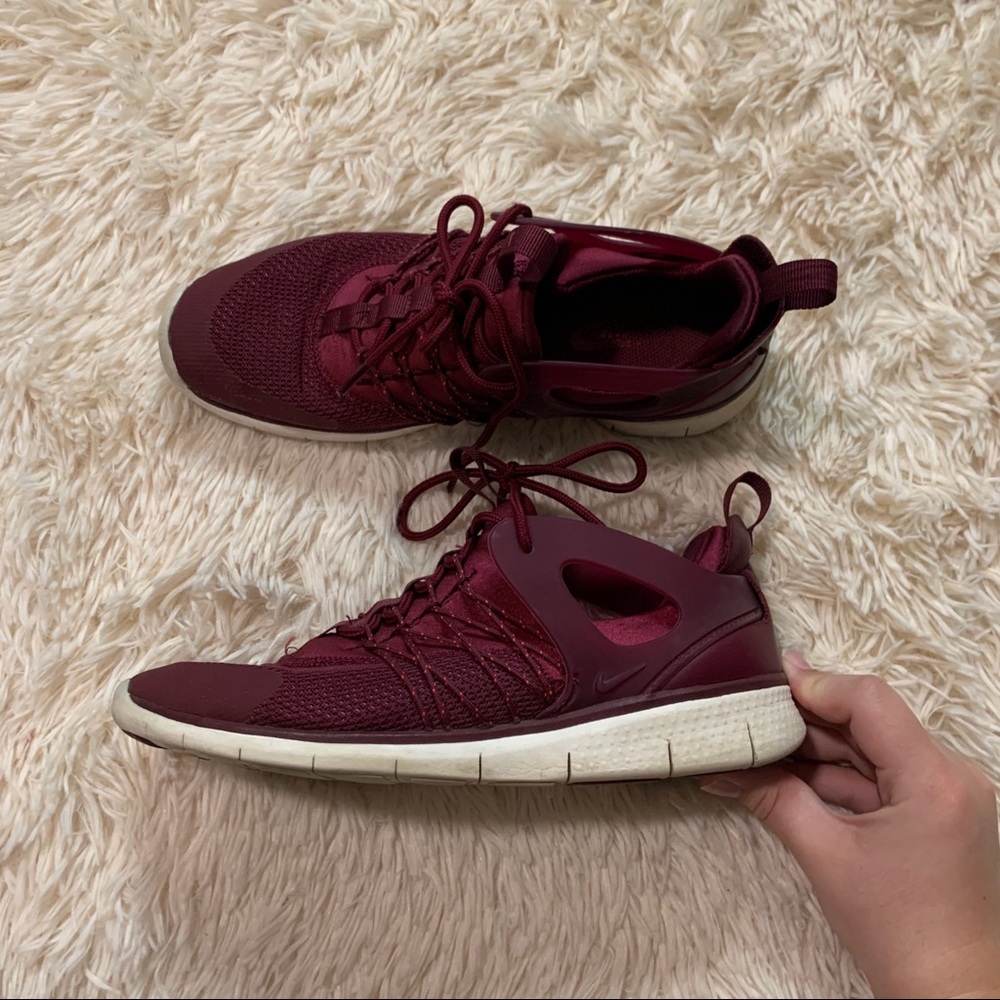 Nike Magenta Tennis Shoes